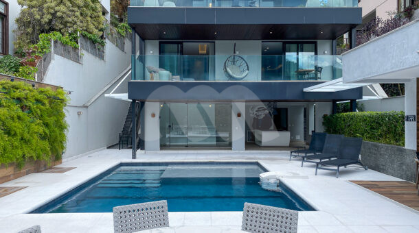 Imagem da área de lazer com piscina da casa com 5 pavimentos à venda no Joá