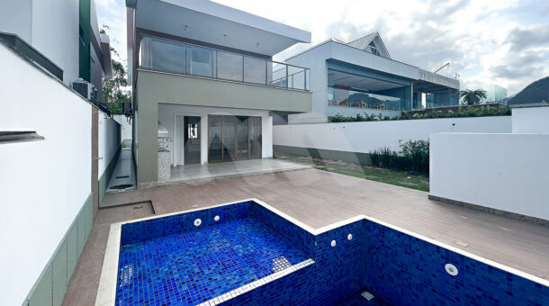 Imagem da piscina com vista da casa à venda em condomínio de alto padrão.