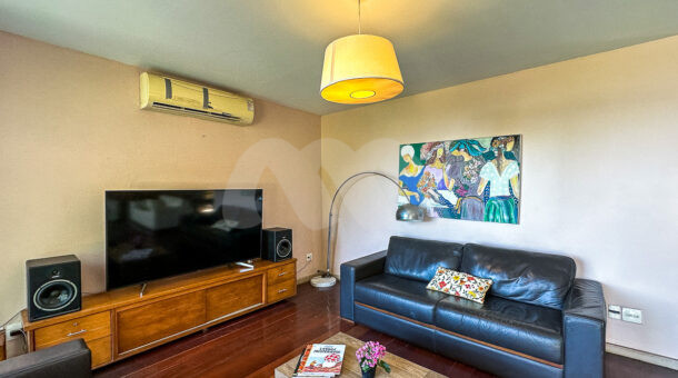 Imagem lateral ada sala com vista para os sofás do imóvel à venda na Muller Imóveis RJ