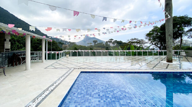 imagem da área de lazer com piscina da casa contemporânea em São Conrado à venda