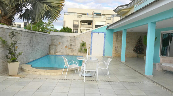 Imagem da piscina da casa à venda no Vale do Ipê.