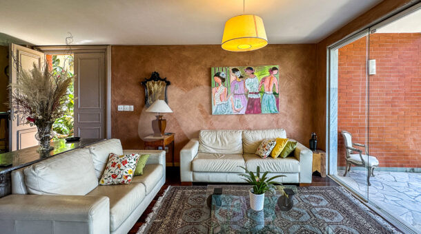 Imagem da sala com vista para o sofá da linda casa à venda.