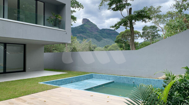 Imagem da área de lazer com piscina do maravilhoso duplex no Itanhangá à venda