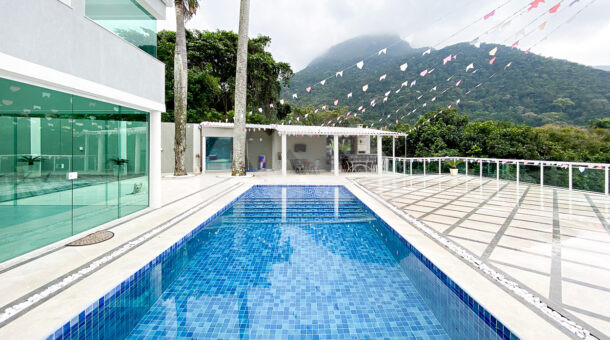imagem da área de lazer com piscina e paisagismo da casa contemporânea em São Conrado à venda