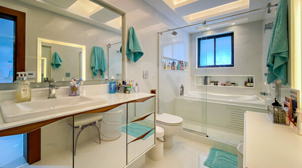 Banheiro da suíte com hidromassagem - Casa Triplex à venda na Muller Imóveis