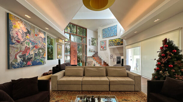 imagem da sala de estar da casa duplex no Portinho de Massaru à venda no Itanhangá