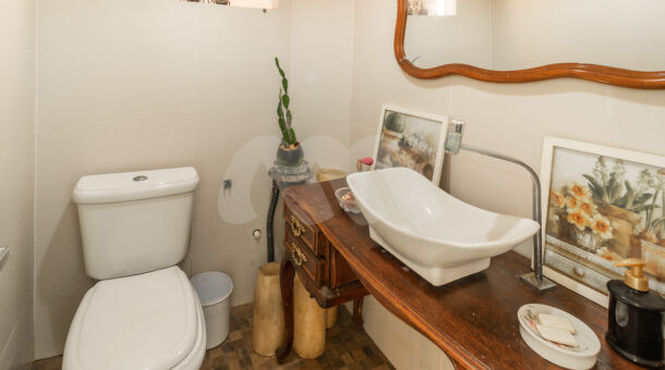 Imagem de banheiro da Casa Duplex à venda no Vivendas do Sol no Recreio dos Bandeirantes