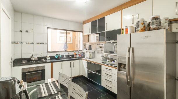Imagem de cozinha com geladeira da Casa Duplex à venda no Vivendas do Sol no Recreio dos Bandeirantes