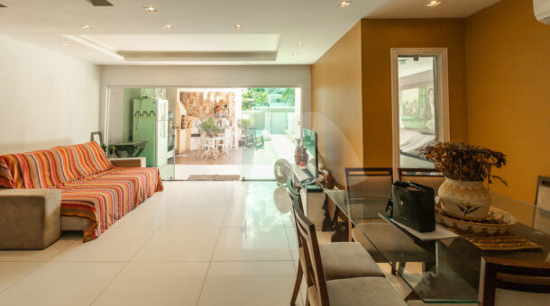 Imagem de ampla sala em dois ambientes da Casa Duplex à venda no Vivendas do Sol no Recreio dos Bandeirantes