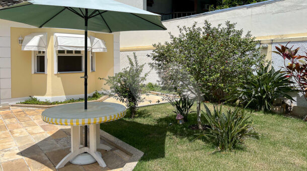 Jardim na área de lazer - Casa Duplex no condomínio Vivendas do Bosque