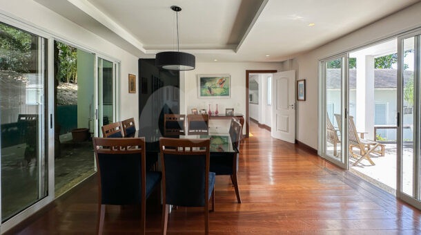 imagem da sala de jantar da casa duplex no Portinho de Massaru à venda no Itanhangá