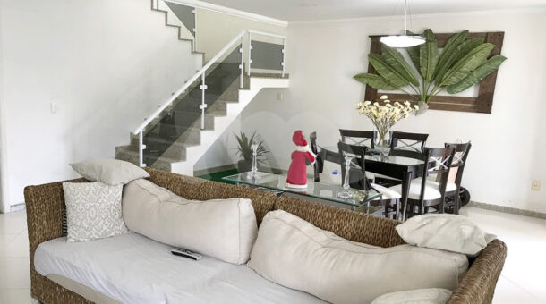 Imagem lateral da sala com sofá do imóvel à venda na imobiliaria Muller Imóveis RJ.