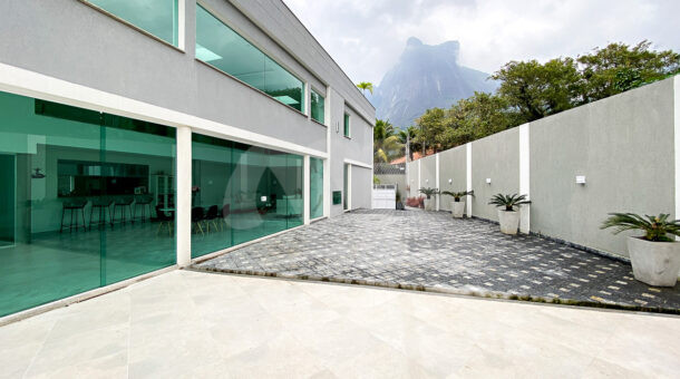 imagem da área externa da casa contemporânea em São Conrado à venda
