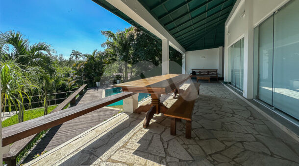 imagem da varanda com mesa e cadeira da casa duplex no Portinho de Massaru à venda no Itanhangá