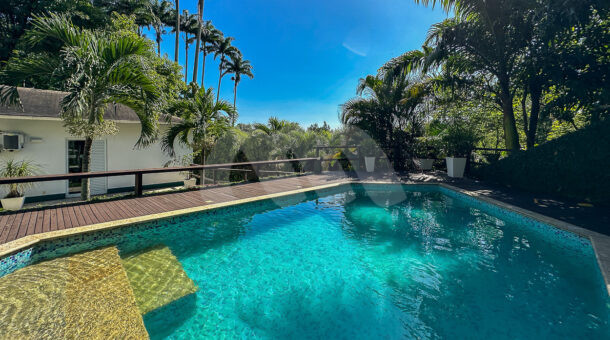imagem da ampla piscina da casa duplex no Portinho de Massaru à venda no Itanhangá