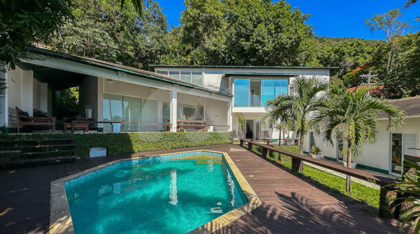 imagem da ampla piscina com deck de madeira da casa duplex no Portinho de Massaru à venda no Itanhangá