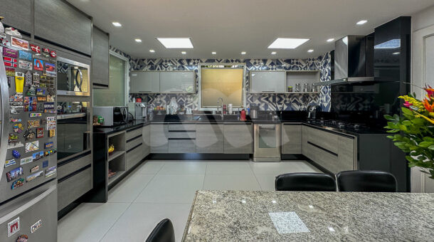 imagem da cozinha com móveis planejados da casa duplex no Portinho de Massaru à venda no Itanhangá