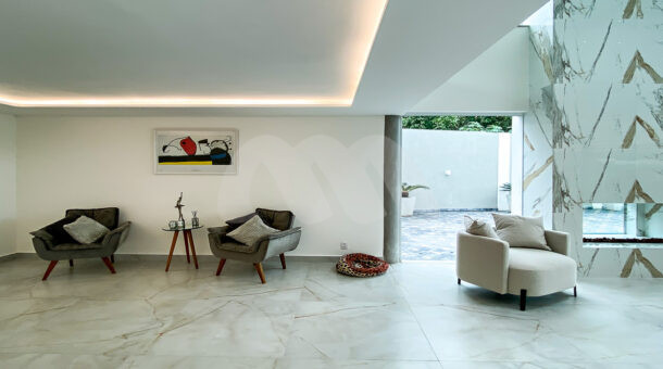 imagem da sala multiambientes da casa contemporânea em São Conrado à venda