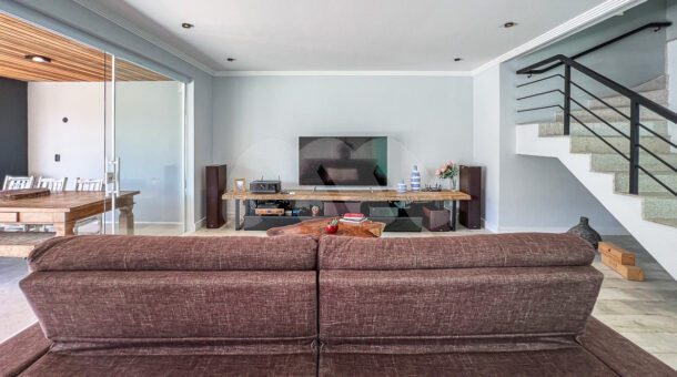 Imagem da sala de TV com vista do sofá da casa à venda no Green Place