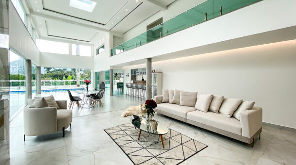 imagem da sala ampla da casa contemporânea em São Conrado à venda