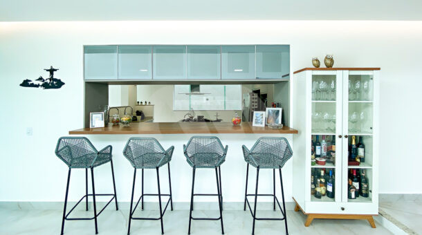 imagem da cozinha com balcão da casa contemporânea em São Conrado à venda