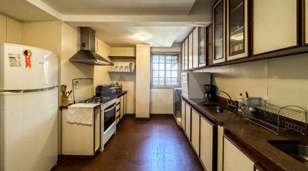 Imagem frontal da cozinha da casa à venda no Bairro Lagoa.