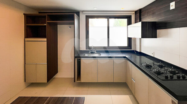 Imagem frontal da cozinha com vista para a pia do imóvel à venda na imobiliaria Muller Imóveis RJ.