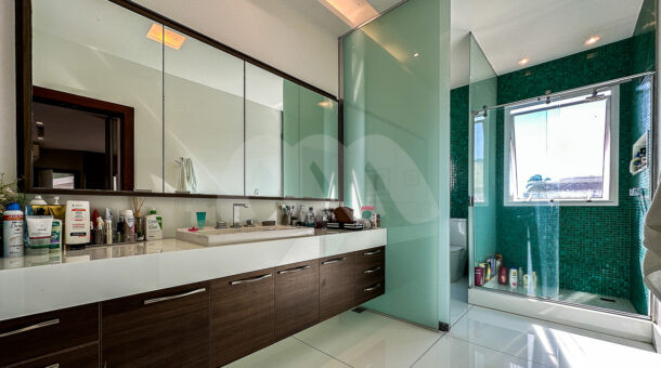 imagem do banheiro da suite master da casa duplex no Portinho de Massaru à venda no Itanhangá