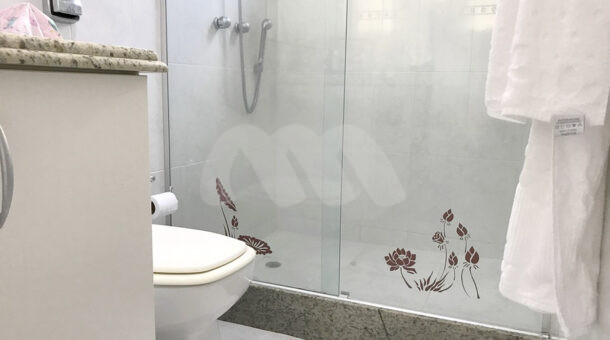 Imagem lateral do banheiro da mansão moderna à venda na Muller Imóveis RJ.