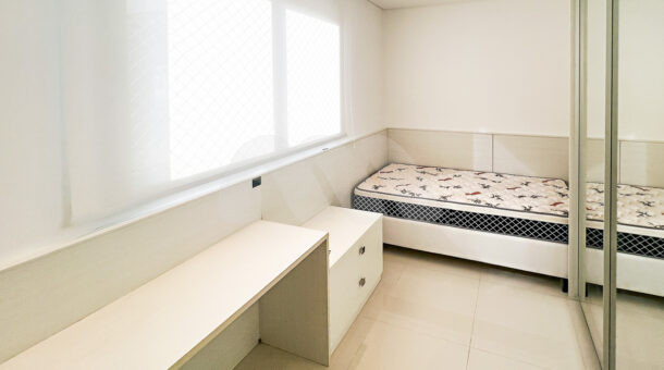 Imagem do quarto com vista para a cama da linda casa à venda.
