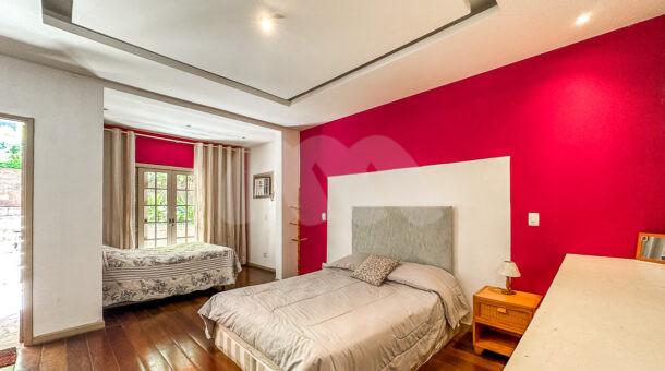 Imagem lateral do quarto com vista para cama do imóvel à venda na Muller Imóveis RJ