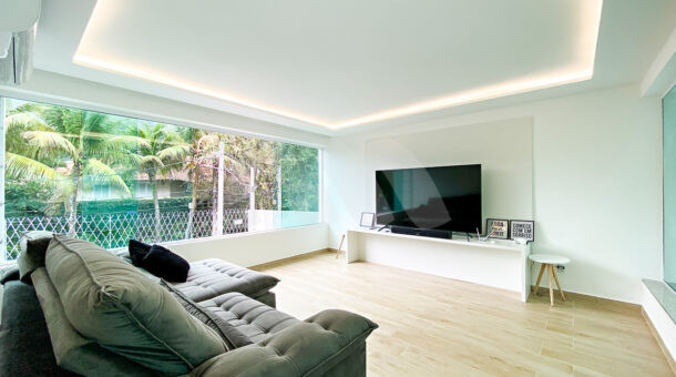 imagem da sala com tv da casa contemporânea em São Conrado à venda