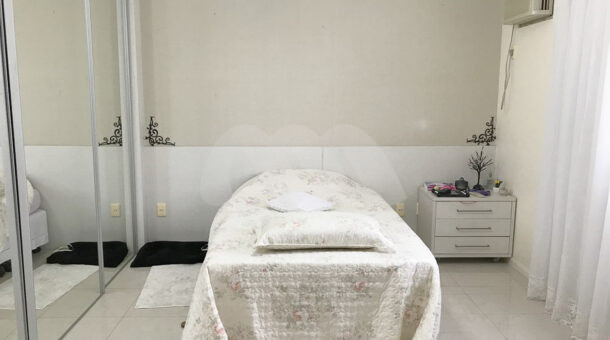 Imagem frontal da cama de solteiro da casa à venda em condomínio de alto padrão.