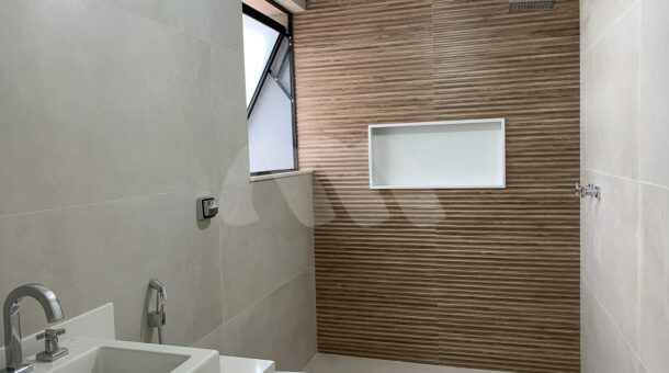 Imagem do banheiro da segunda suite do maravilhoso duplex no Itanhangá à venda