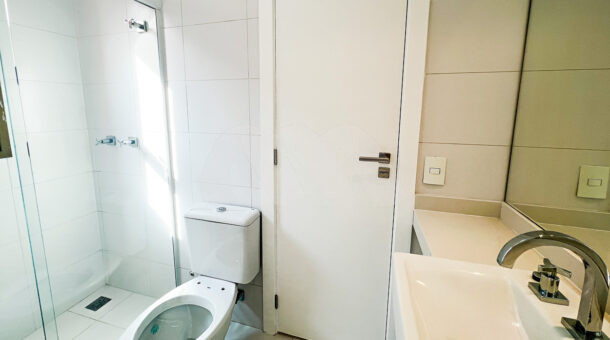 Imagem frontal do banheiro da suite da mansão moderna à venda na Muller Imóveis RJ.
