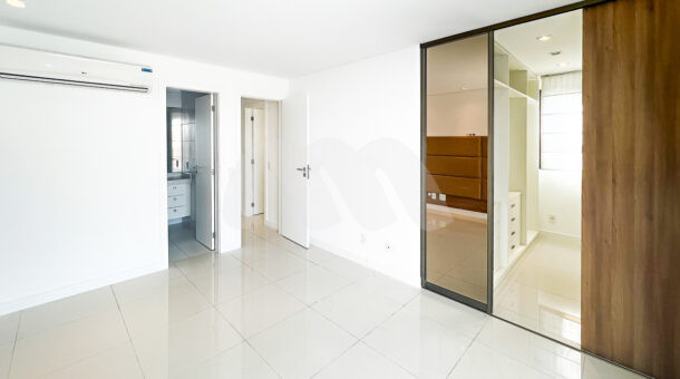 Imagem do quarto com vista para o clostet da casa à venda em condomínio de alto padrão.
