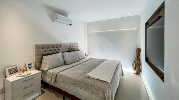 Imagem da cama na suite da casa à venda em condomínio de alto padrão.