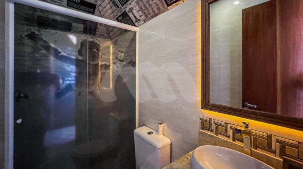 Imagem lateral do banheiro com vista do box da casa à venda em luxoso condomínio de mansões.