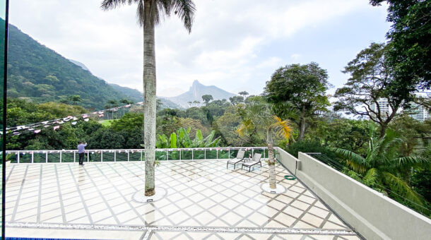 imagem da varanda da casa contemporânea em São Conrado à venda