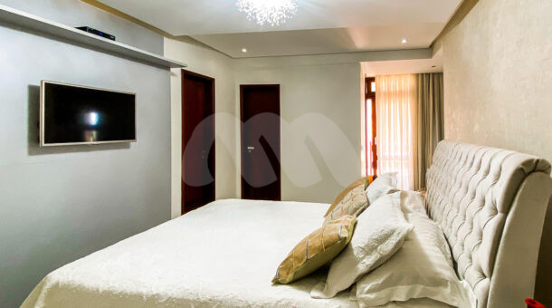 Imagem de quarto com cama de casal e tv em casa triplex a venda na freguesia