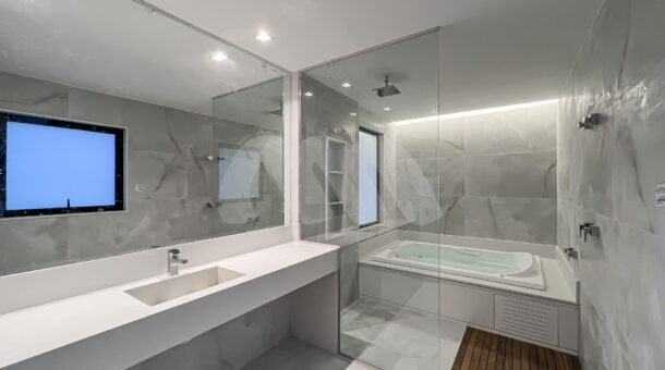 Imagem de amplo banheiro de suite master da Casa Triplex à venda no Mansões na Barra da Tijuca.