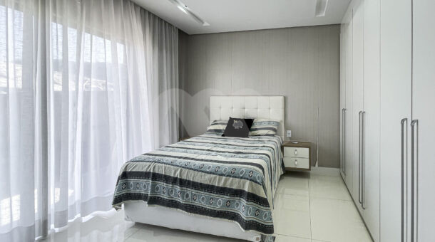 Imagem de quarto com cama e guarda roupas da Casa Duplex à venda no Dream Garden