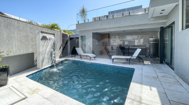 Imagem de piscina com cascata da Casa Duplex à venda no Dream Garden