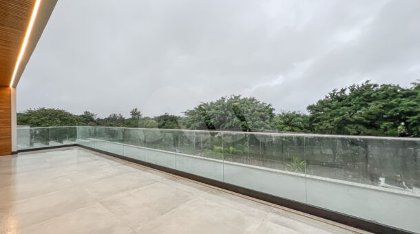 Imagem de terraço da Casa Triplex à venda no Mansões na Barra da Tijuca.