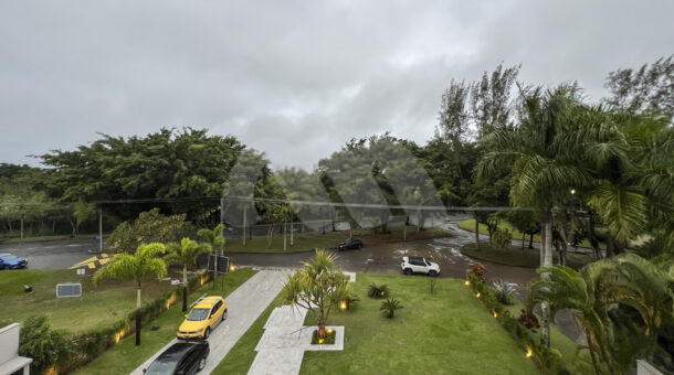 Imagem de vista da entrada da Casa Triplex à venda no Mansões na Barra da Tijuca.
