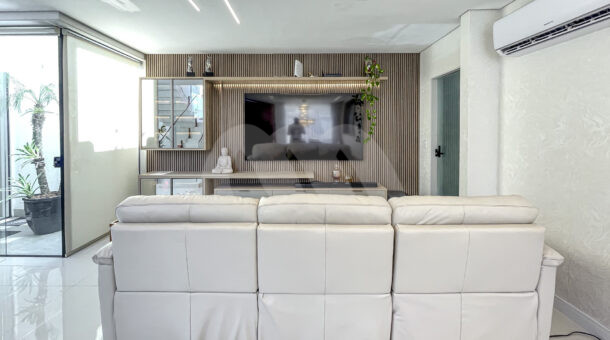 Imagem de sala de estar com painel de tv planejado da Casa Duplex à venda no Dream Garden