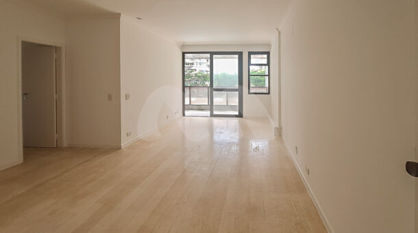 Imagem de sala com porta de correr do Apartamento à venda na Barra da Tijuca.