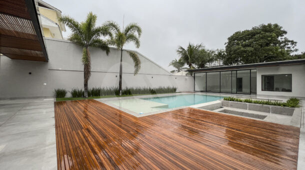 Imagem de area de piscina da Casa Triplex à venda no Mansões na Barra da Tijuca.