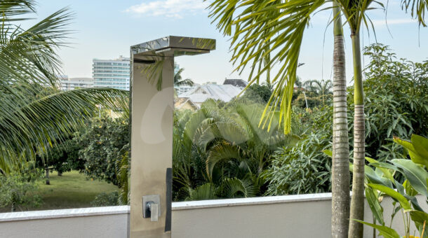 Imagem de chuveiro com vista de jardim da Casa Triplex à venda no Mansões na Barra da Tijuca.