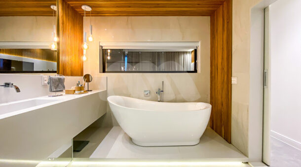 Imagem da belissima sala de banho do imóvel à venda na imobiliária Muller Imóveis RJ.